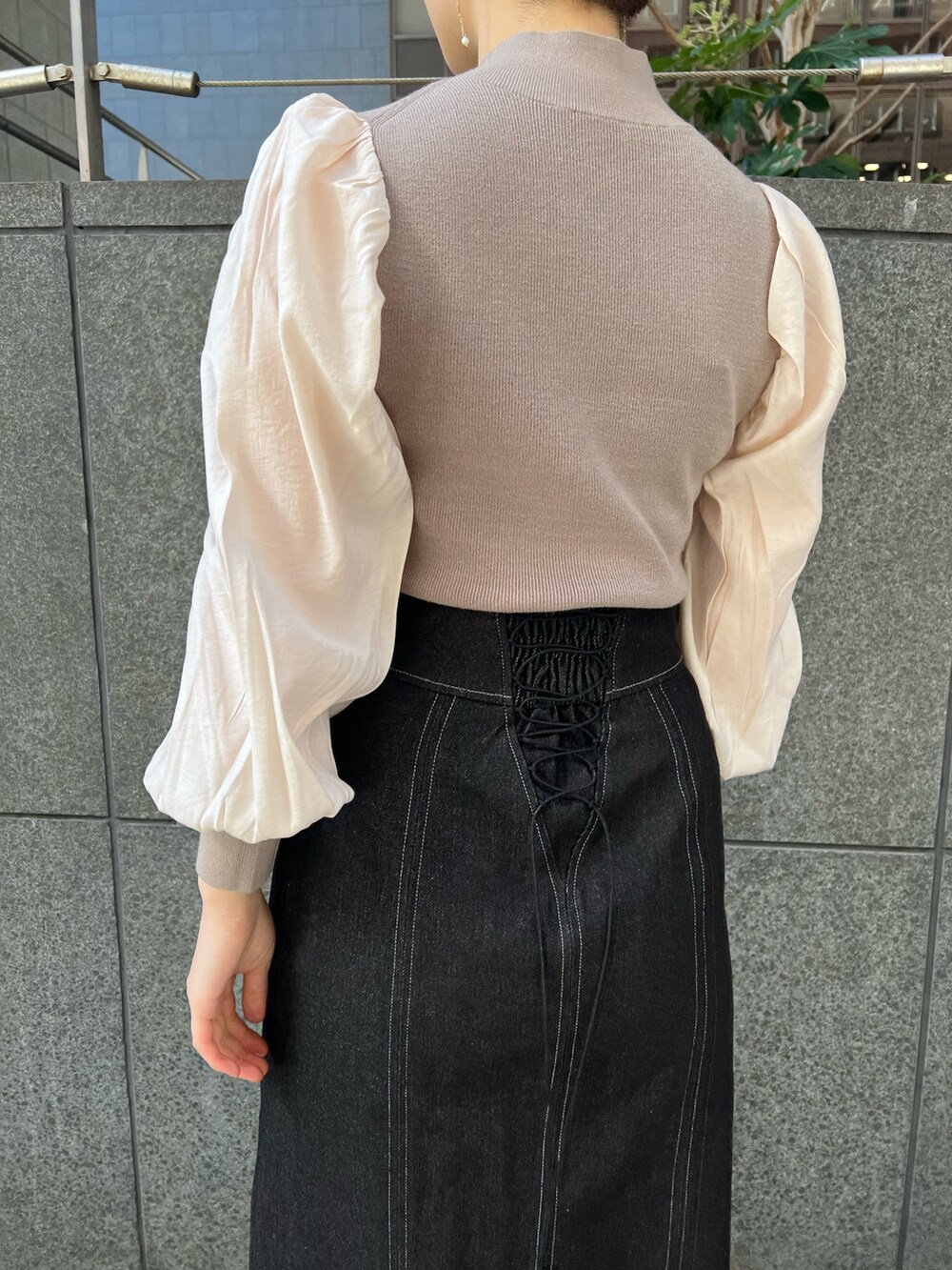 ブラック系のデニムスカート、ベージュ系のショルダーバッグ、レッド系のブーツを着用したレディースの冬コーディネートの8枚目の写真