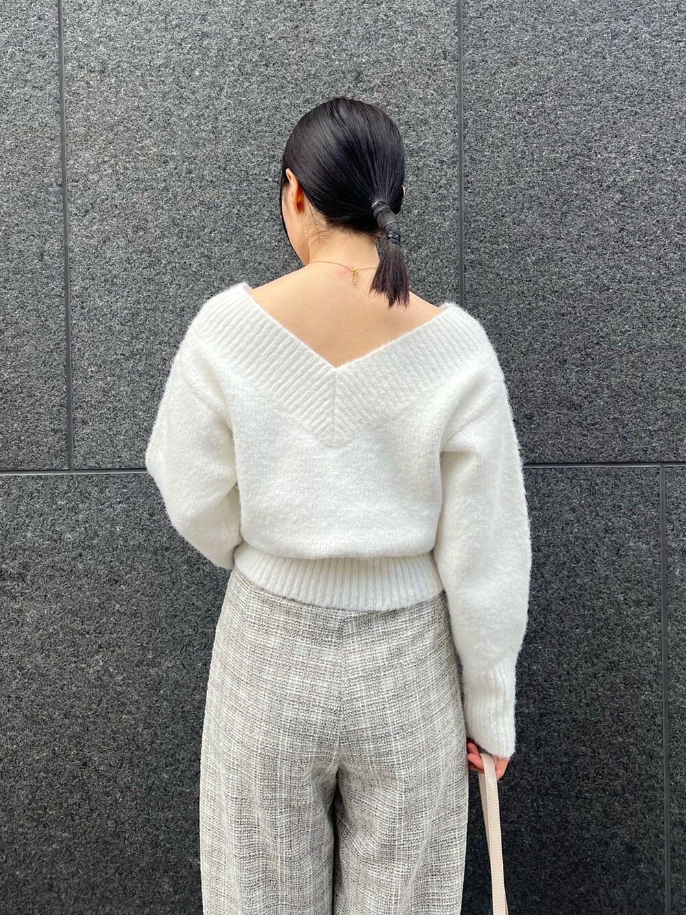 ホワイト系のニット/セーター、ホワイト系のその他パンツ、シルバー系のブーツを着用したレディースの冬コーディネートの4枚目の写真