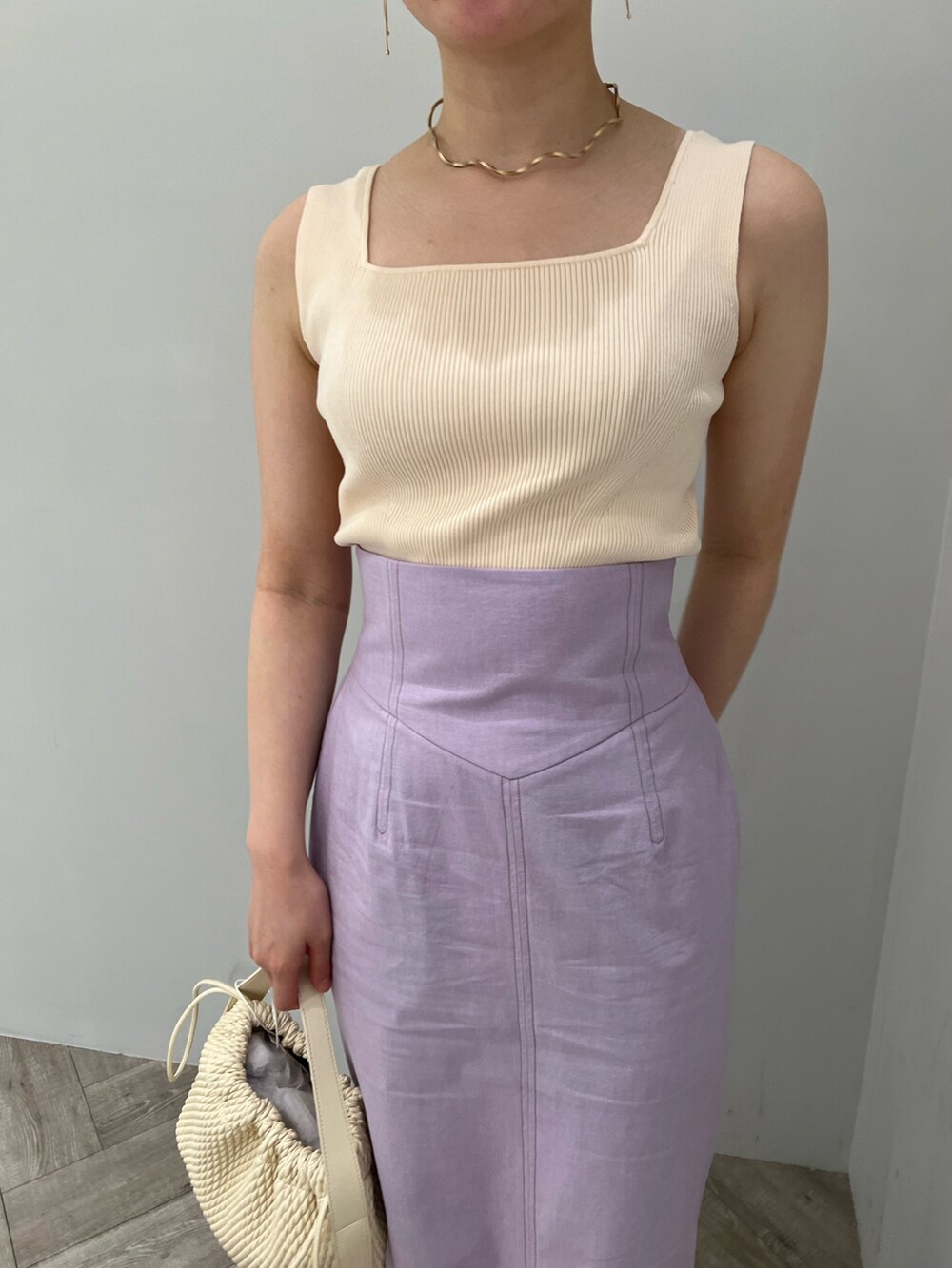 ホワイト系のニット/セーター、ホワイト系のシャツ/ブラウス、ベージュ系のサンダルを着用したレディースの春コーディネートの6枚目の写真