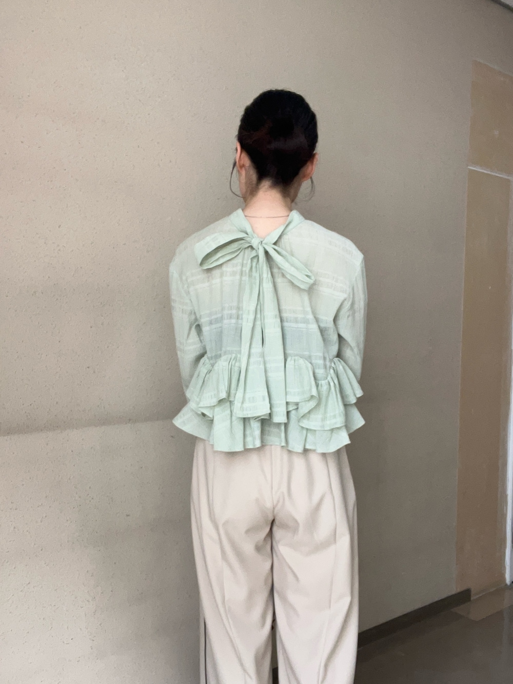 ベージュ系のその他パンツ、グリーン系のシャツ/ブラウス、ブラック系のパンプスを着用したレディースの春コーディネートの6枚目の写真