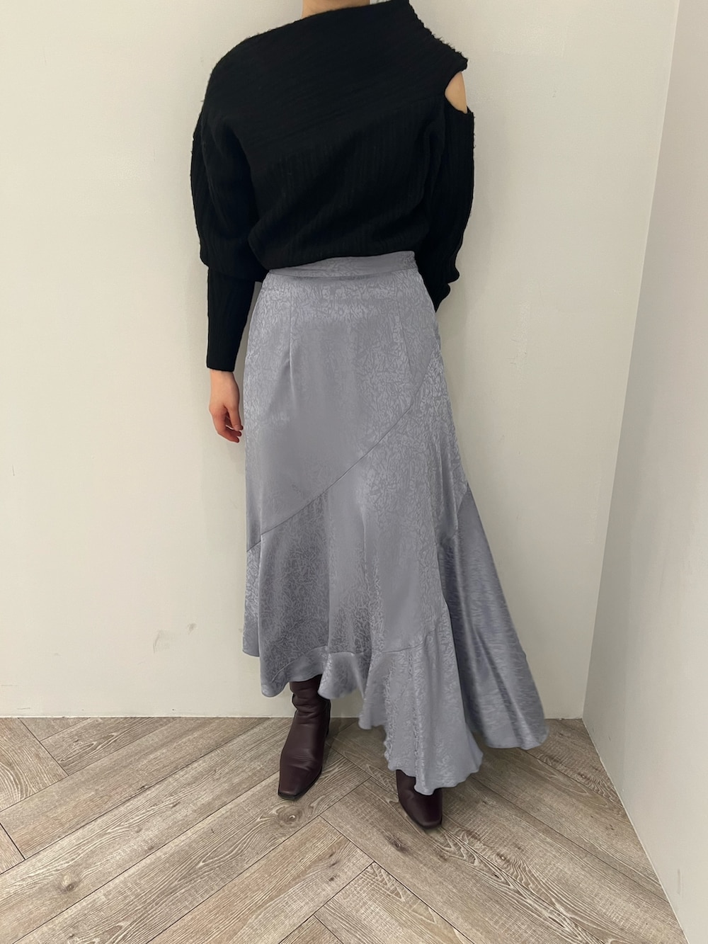 ブルー系のスカート、レッド系のブーツ、ブラック系のニット/セーターを着用したレディースの冬コーディネートの5枚目の写真