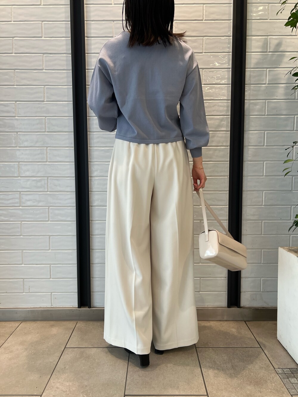 ホワイト系のその他パンツ、ブルー系のニット/セーターを着用したレディースの冬コーディネートの9枚目の写真