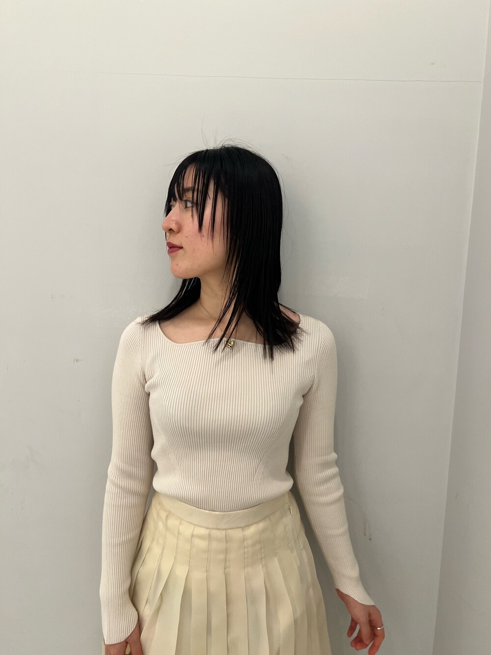 ホワイト系のスカート、ホワイト系のニット/セーターを着用したレディースの冬コーディネートの4枚目の写真