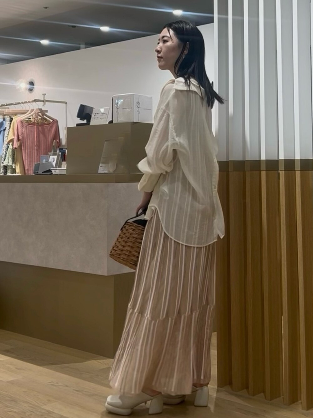 ホワイト系のシャツ/ブラウス、ブラウン系のハンドバッグ、オレンジ系のワンピースを着用したレディースの春コーディネートの2枚目の写真