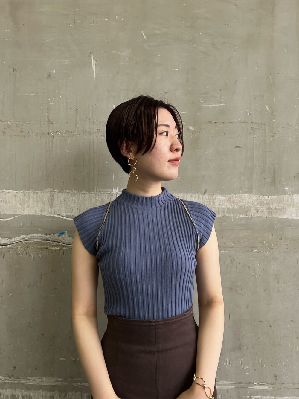 ホワイト系のハンドバッグ、レッド系のサンダル、ブラウン系のスカートを着用したレディースの夏コーディネートの5枚目の写真