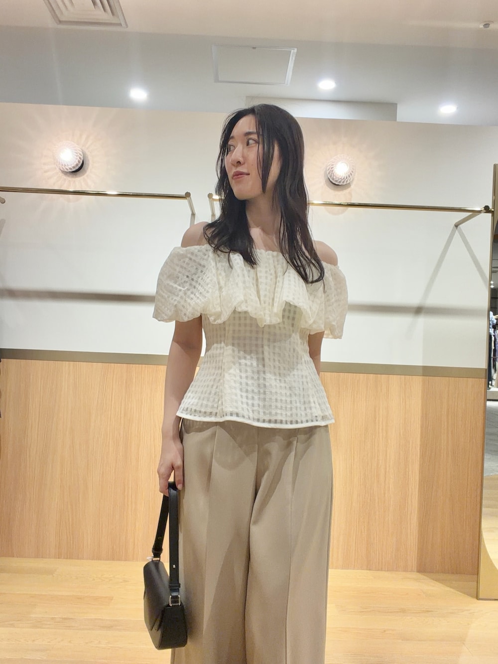 オレンジ系のサンダル、ベージュ系のその他パンツ、ホワイト系のシャツ/ブラウスを着用したレディースの夏コーディネートの4枚目の写真