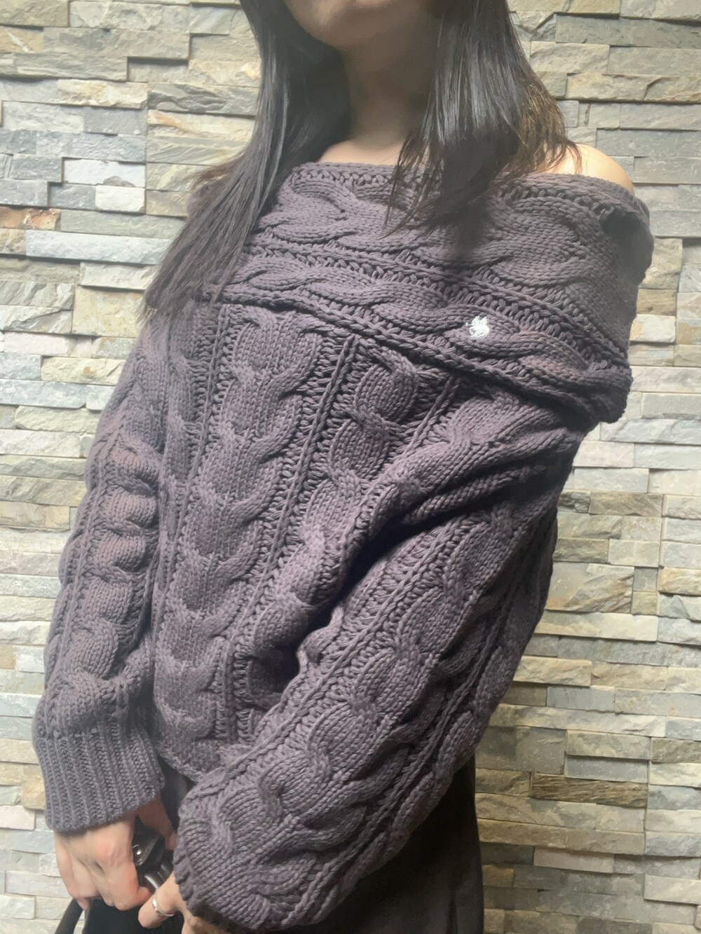 グレー系のニット/セーター、グレー系のその他パンツ、ブラウン系のパンプスを着用したレディースの秋コーディネートの4枚目の写真