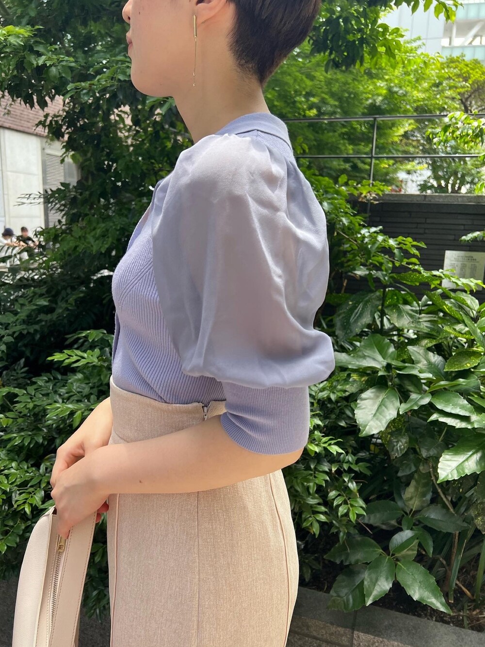 その他のサンダル、パープル系のニット/セーター、ホワイト系のスカートを着用したレディースの夏コーディネートの4枚目の写真