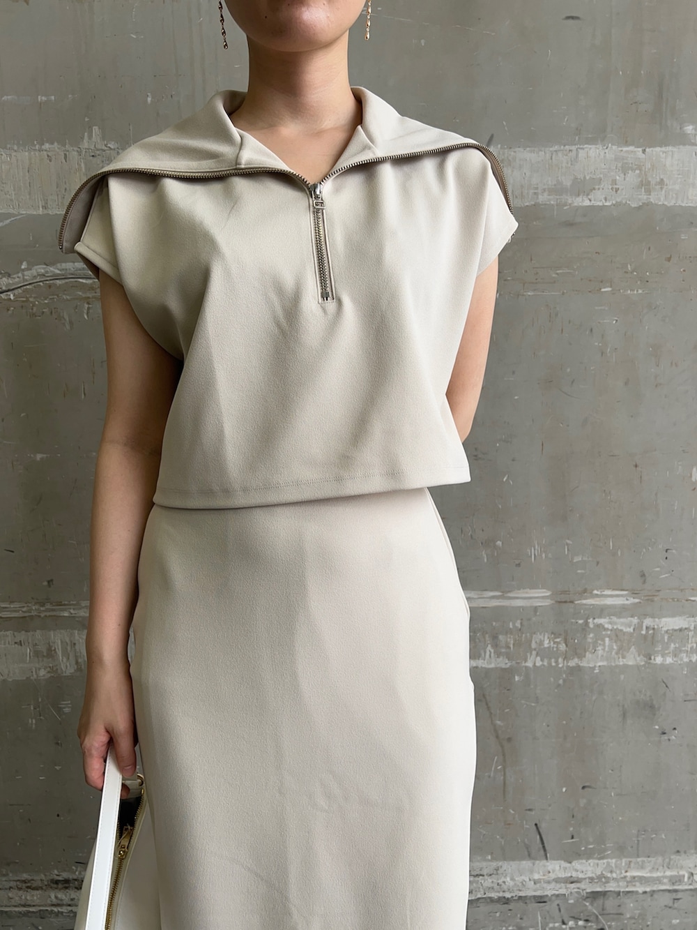 ホワイト系のハンドバッグ、ホワイト系のTシャツ/カットソー、ホワイト系のスカートを着用したレディースの夏コーディネートの5枚目の写真