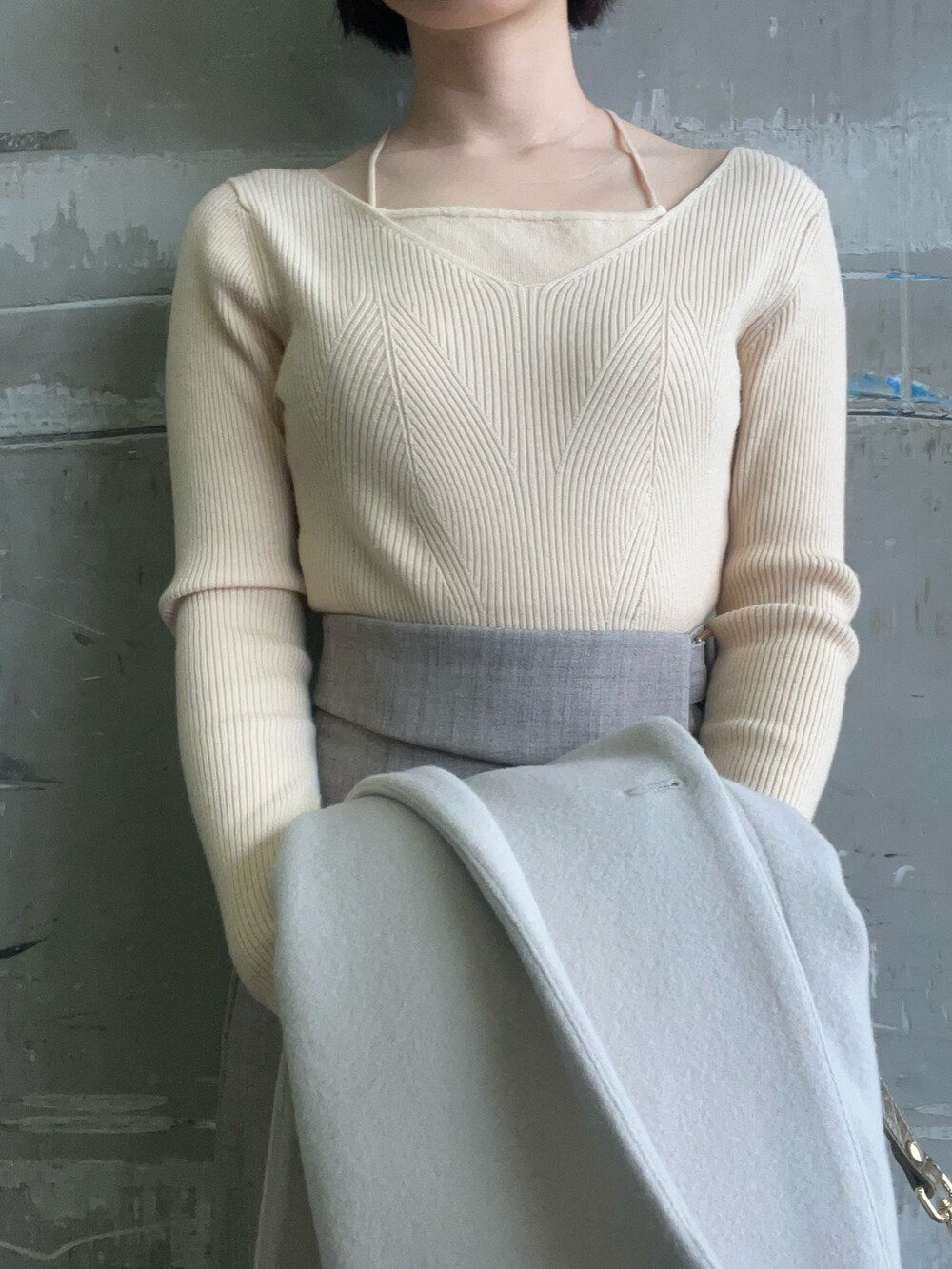 ベージュ系のブーツ、ホワイト系のニット/セーター、ホワイト系のテーラードジャケットを着用したレディースの冬コーディネートの5枚目の写真