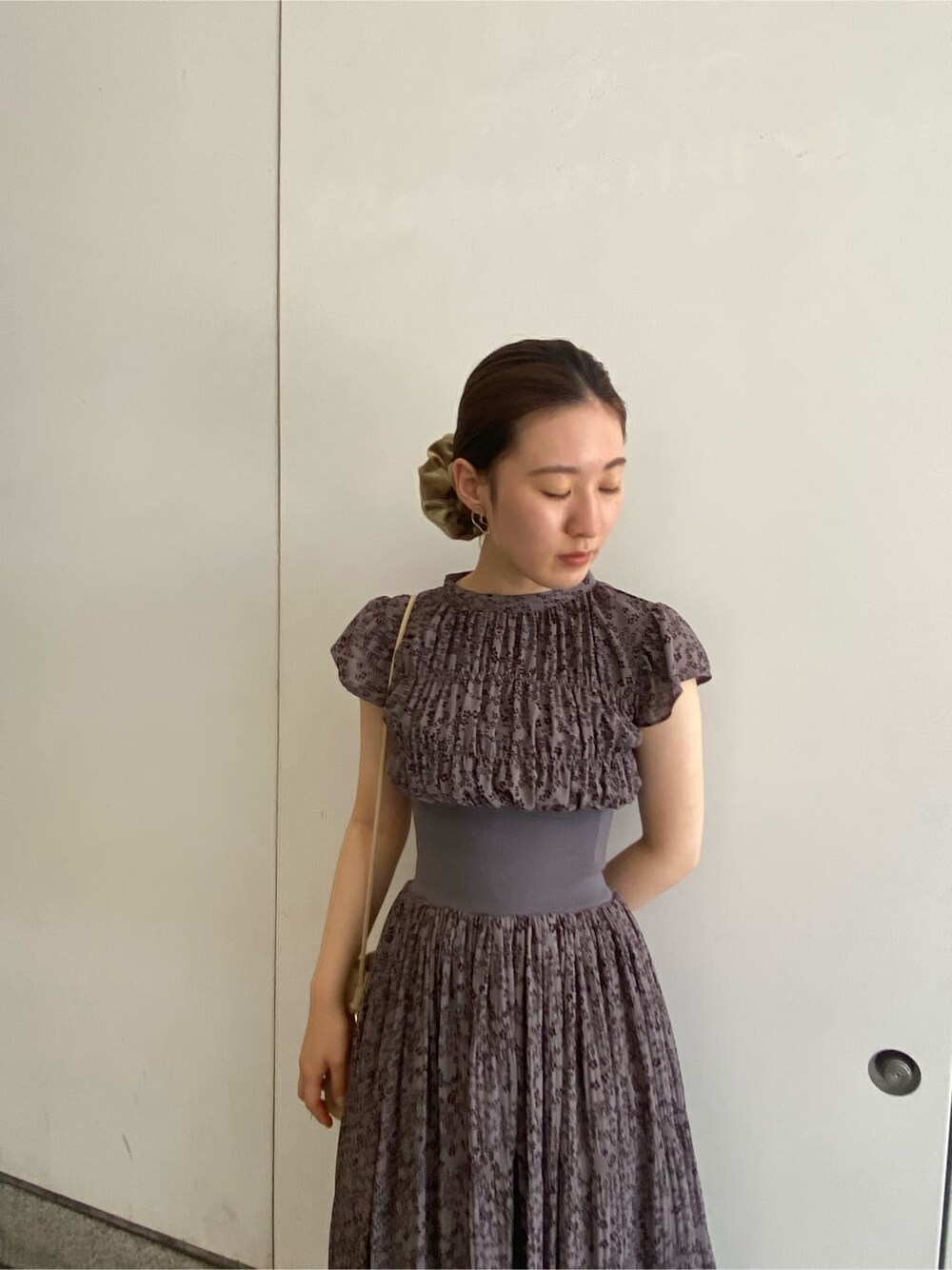 ベージュ系のその他シューズ、ベージュ系のハンドバッグ、グレー系のワンピースを着用したレディースの夏コーディネートの7枚目の写真