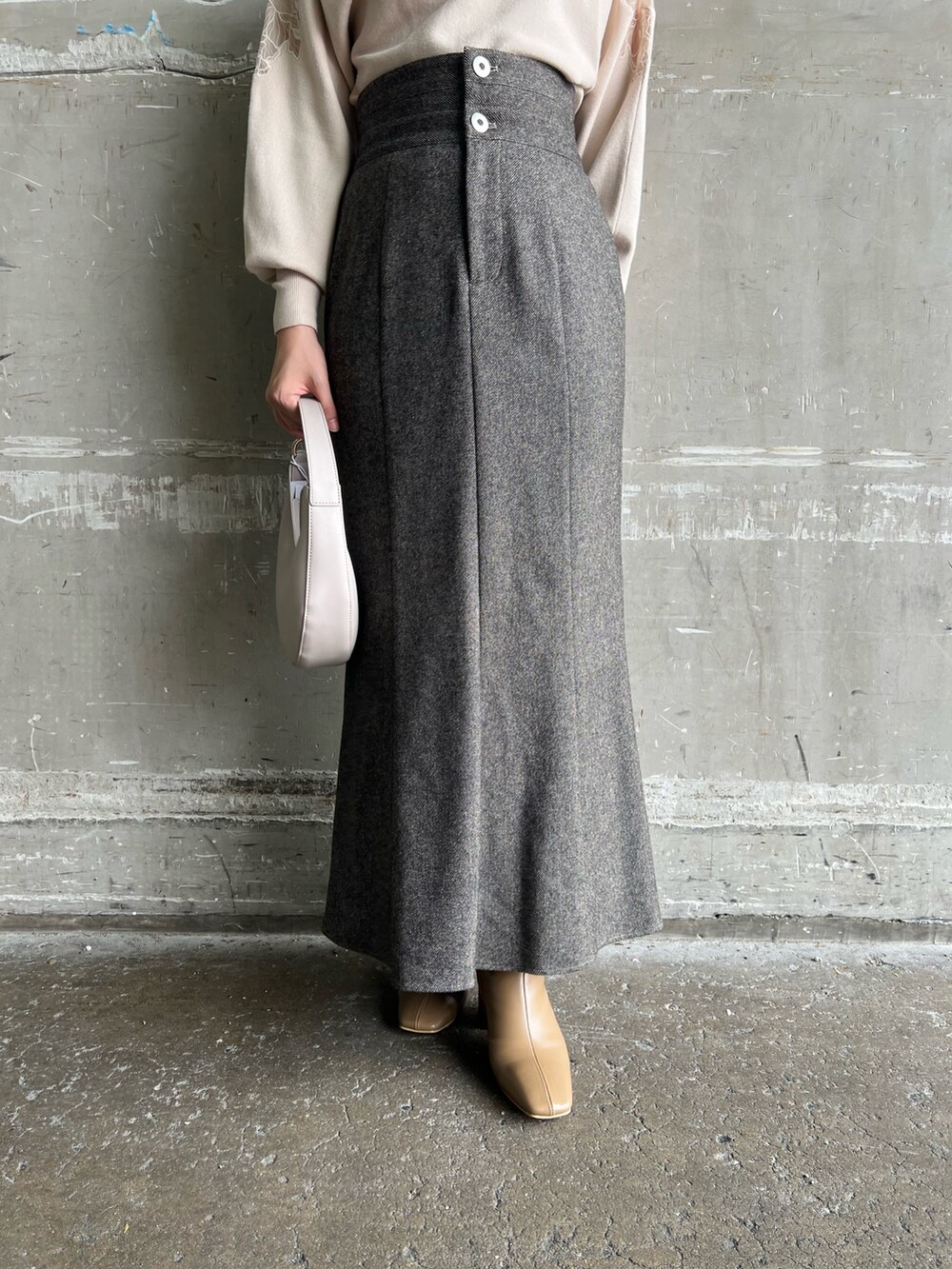 ブラウン系のスカート、ブラウン系のテーラードジャケット、ホワイト系のハンドバッグを着用したレディースの秋コーディネートの9枚目の写真