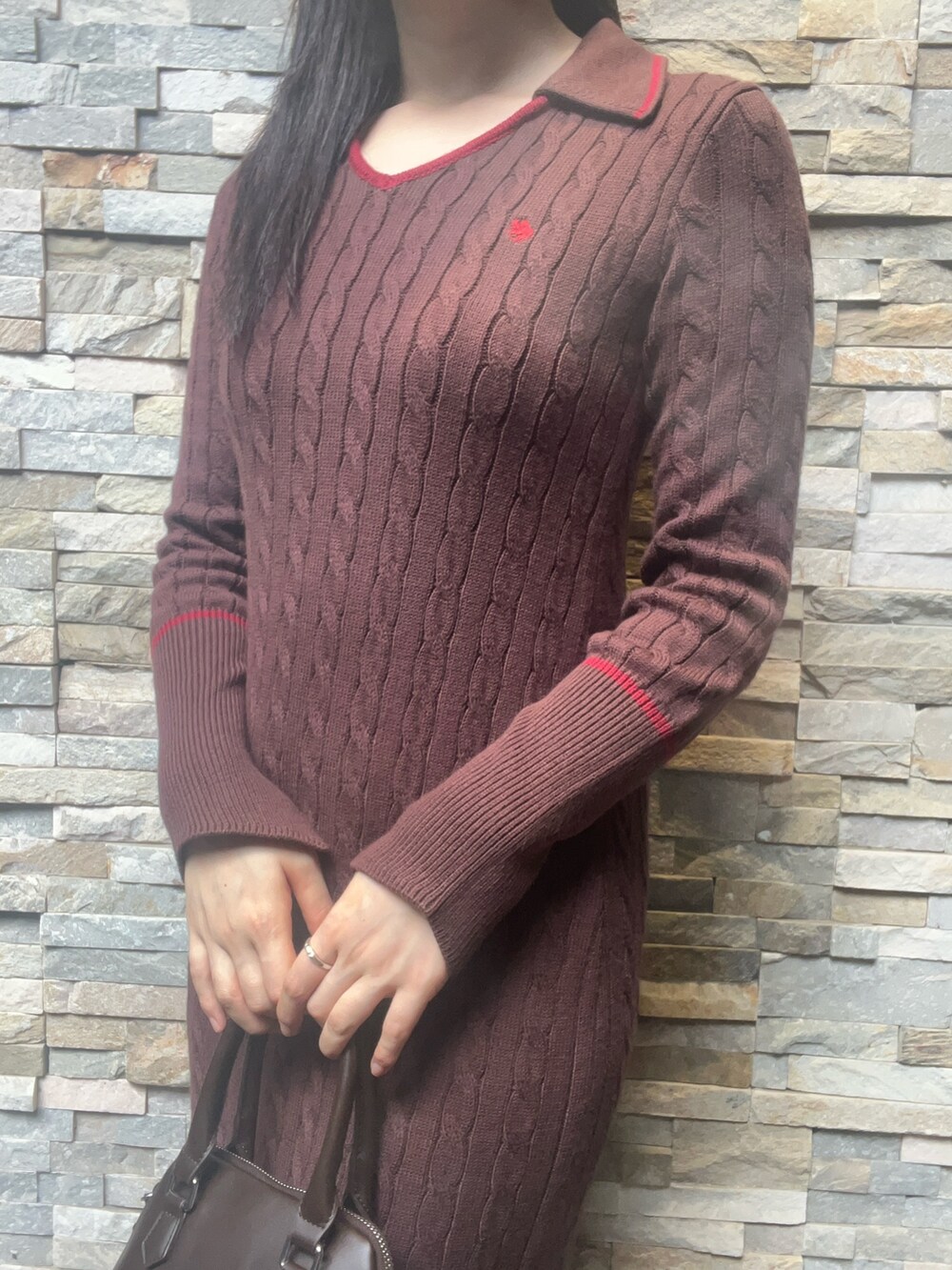 ブラウン系のワンピース、ブラウン系のボストンバッグ、ブラウン系のパンプスを着用したレディースの秋コーディネートの4枚目の写真