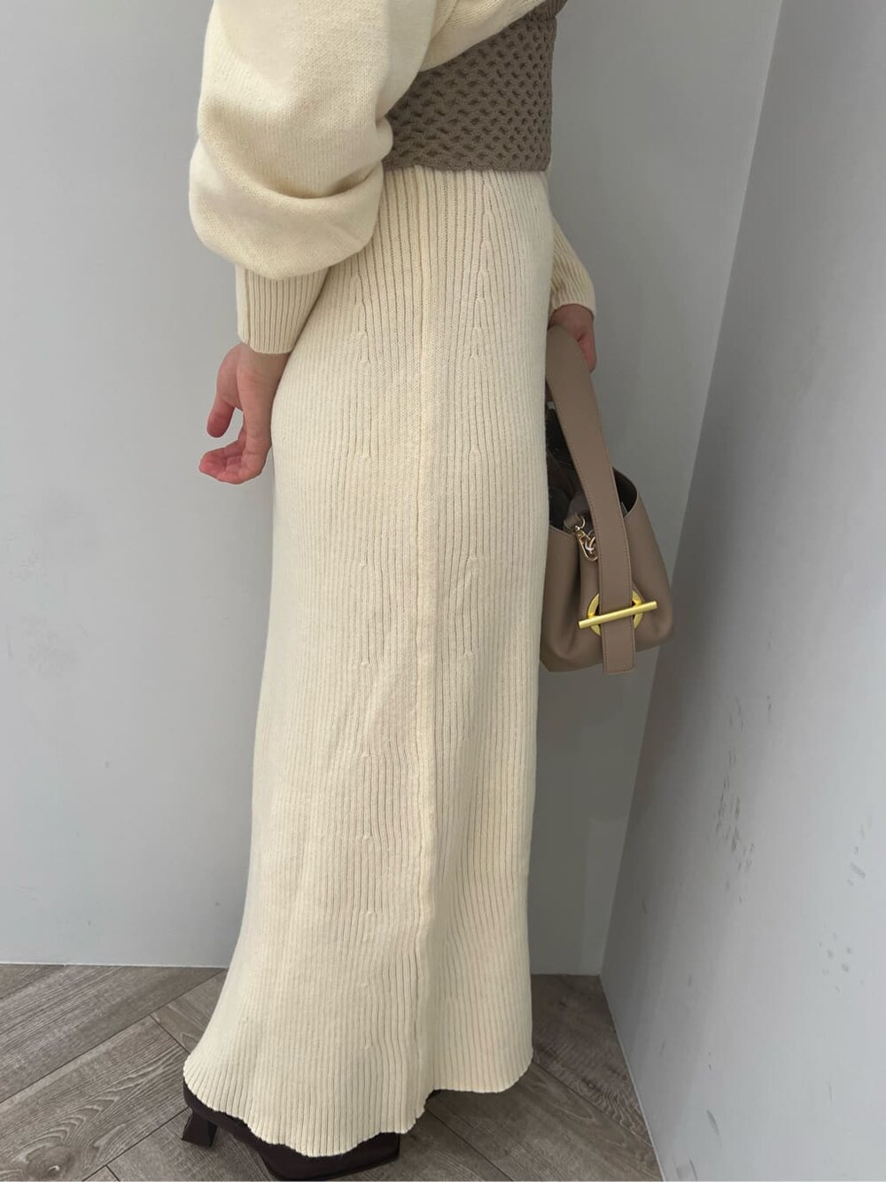 レッド系のブーツ、ホワイト系のワンピース、ホワイト系のワンピースを着用したレディースの秋コーディネートの8枚目の写真