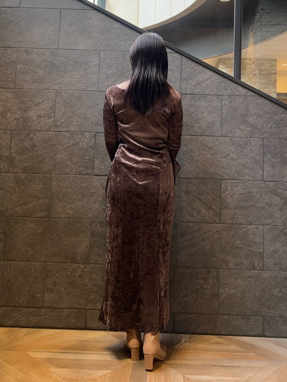 ベージュ系のブーツ、ブラウン系のTシャツ/カットソー、ブラウン系のスカートを着用したレディースの秋コーディネートの3枚目の写真