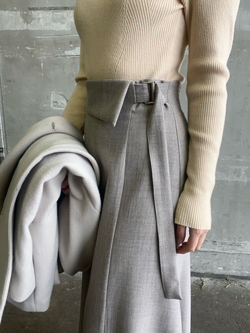 ベージュ系のブーツ、ホワイト系のニット/セーター、ホワイト系のテーラードジャケットを着用したレディースの冬コーディネートの9枚目の写真