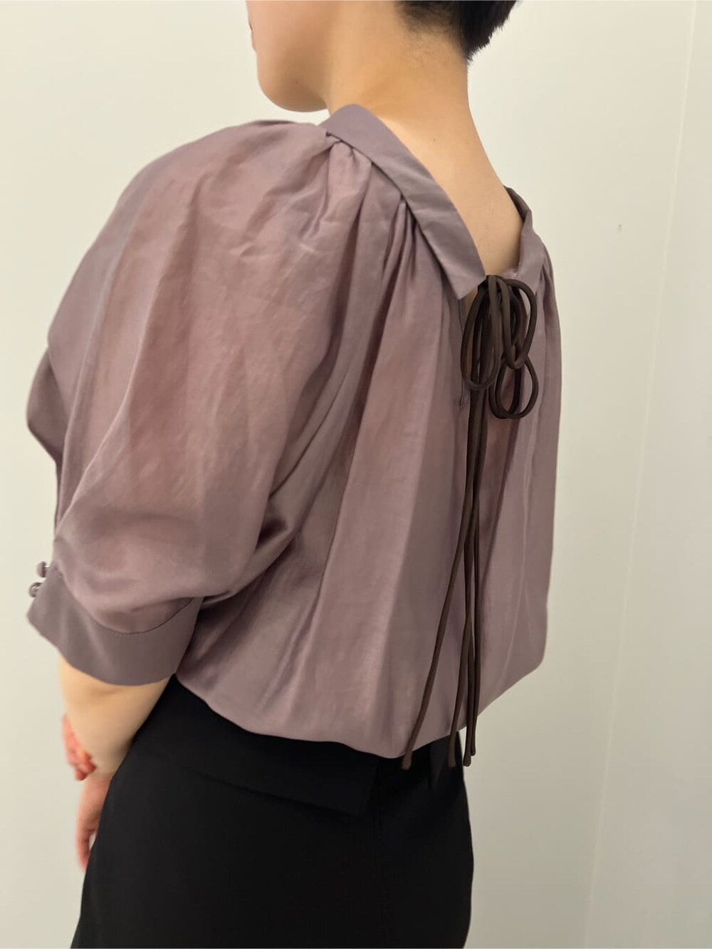 グリーン系のサンダル、パープル系のシャツ/ブラウス、ブラック系のスカートを着用したレディースの夏コーディネートの7枚目の写真