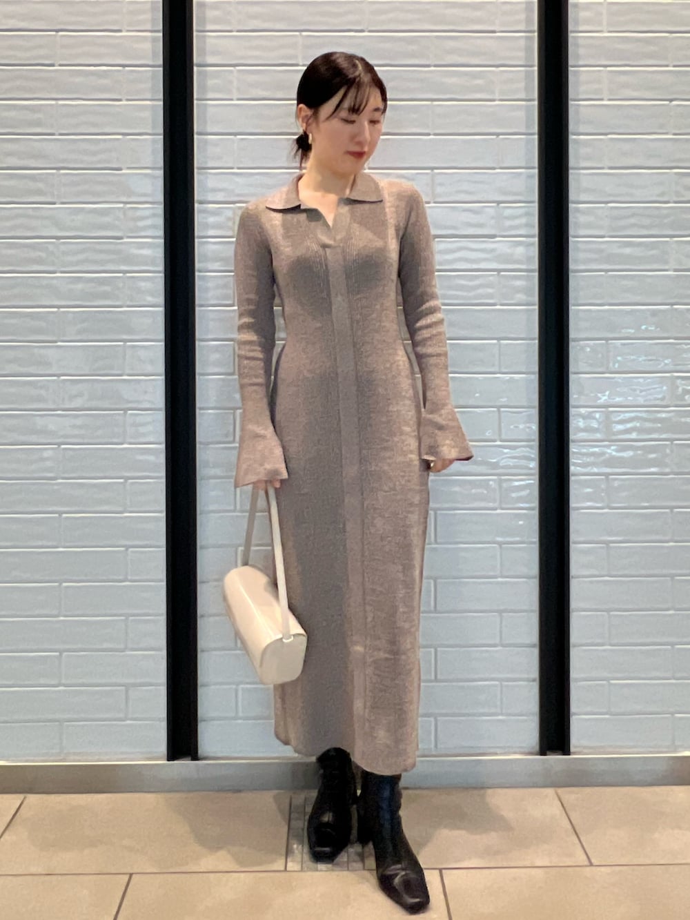 ブラック系のブーツ、グレー系のワンピース、ブラウン系のカーディガン/ボレロを着用したレディースの秋コーディネートの3枚目の写真