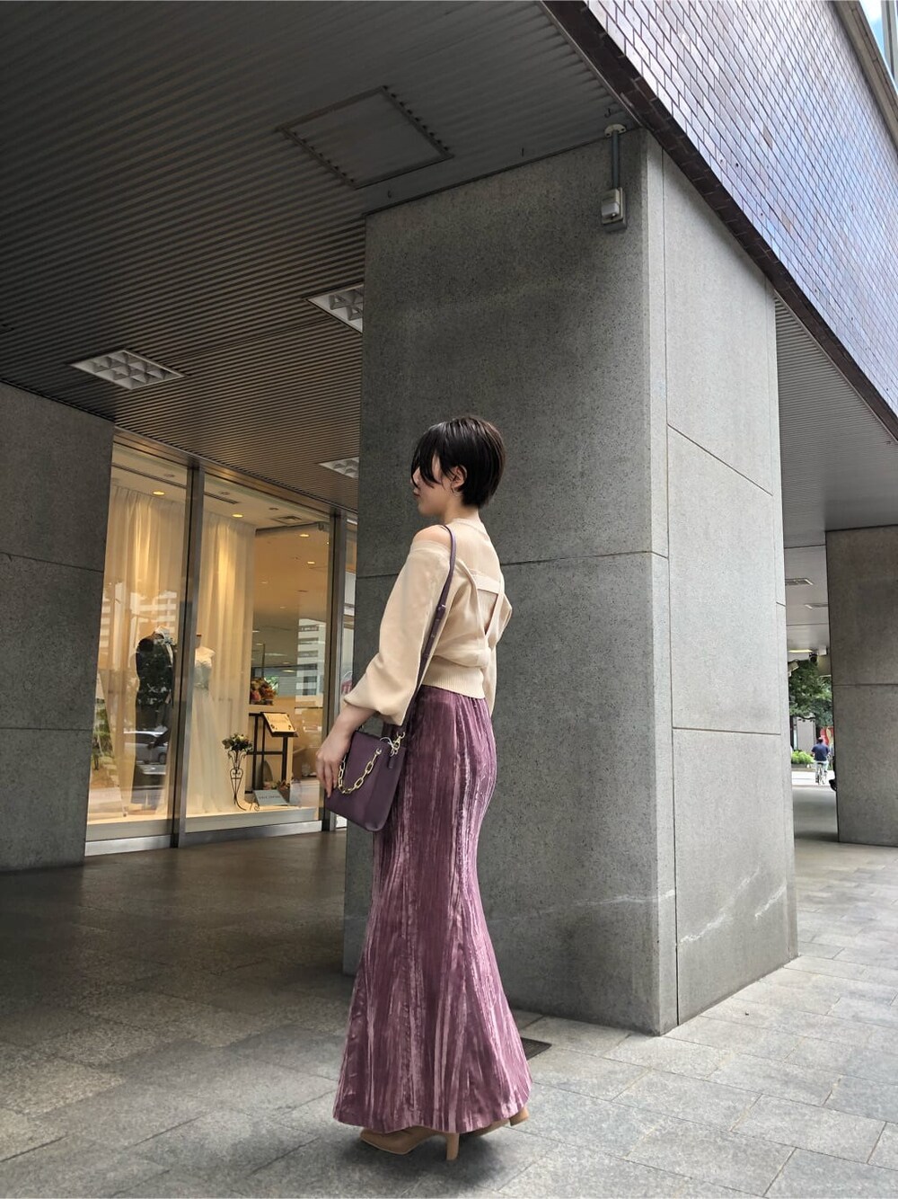 ピンク系のスカート、ベージュ系のその他シューズ、ホワイト系のニット/セーターを着用したレディースの秋コーディネートの3枚目の写真