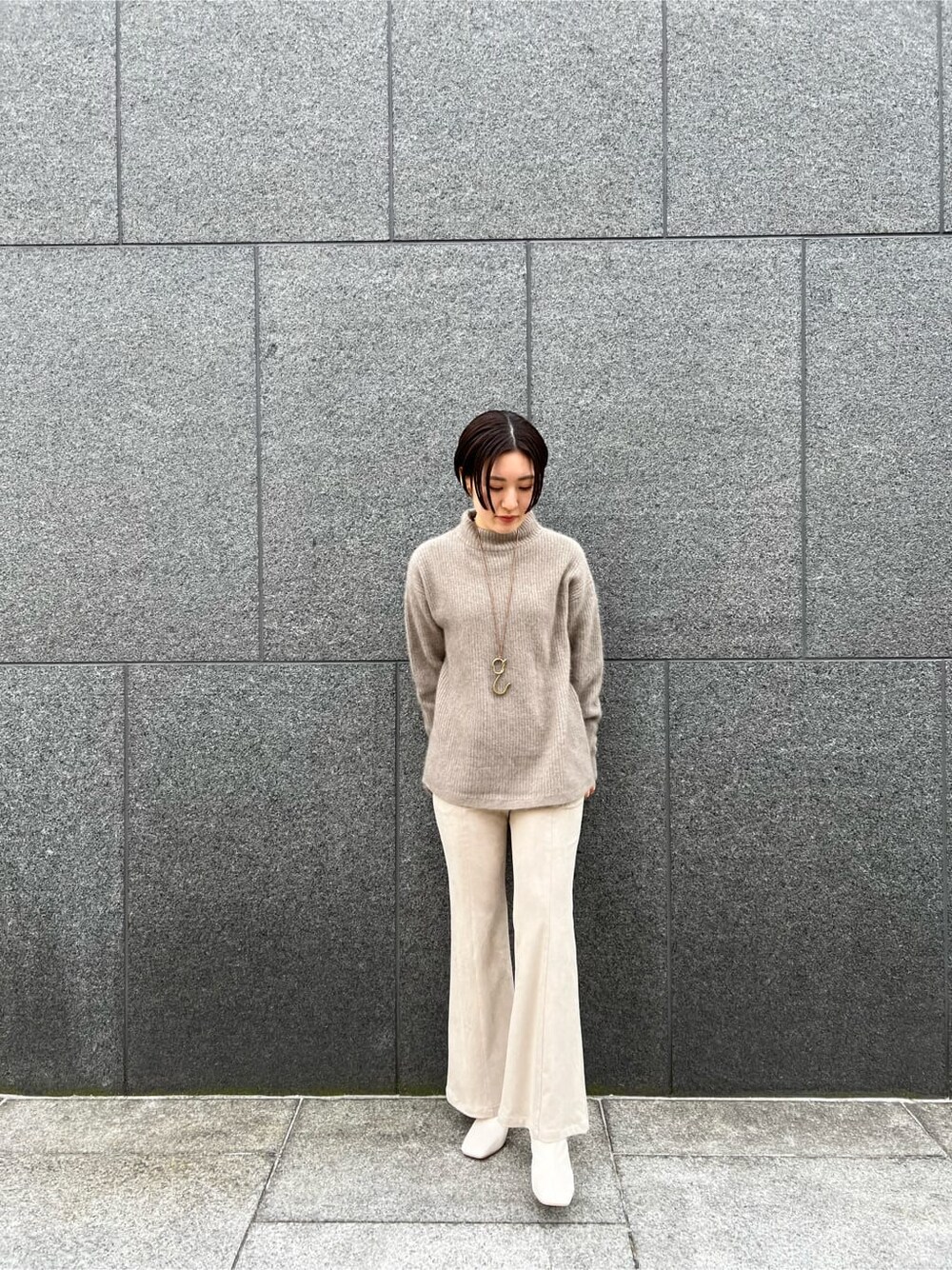 ホワイト系のその他シューズ、イエロー系のその他アウター、ベージュ系のその他パンツを着用したレディースの秋コーディネートの4枚目の写真