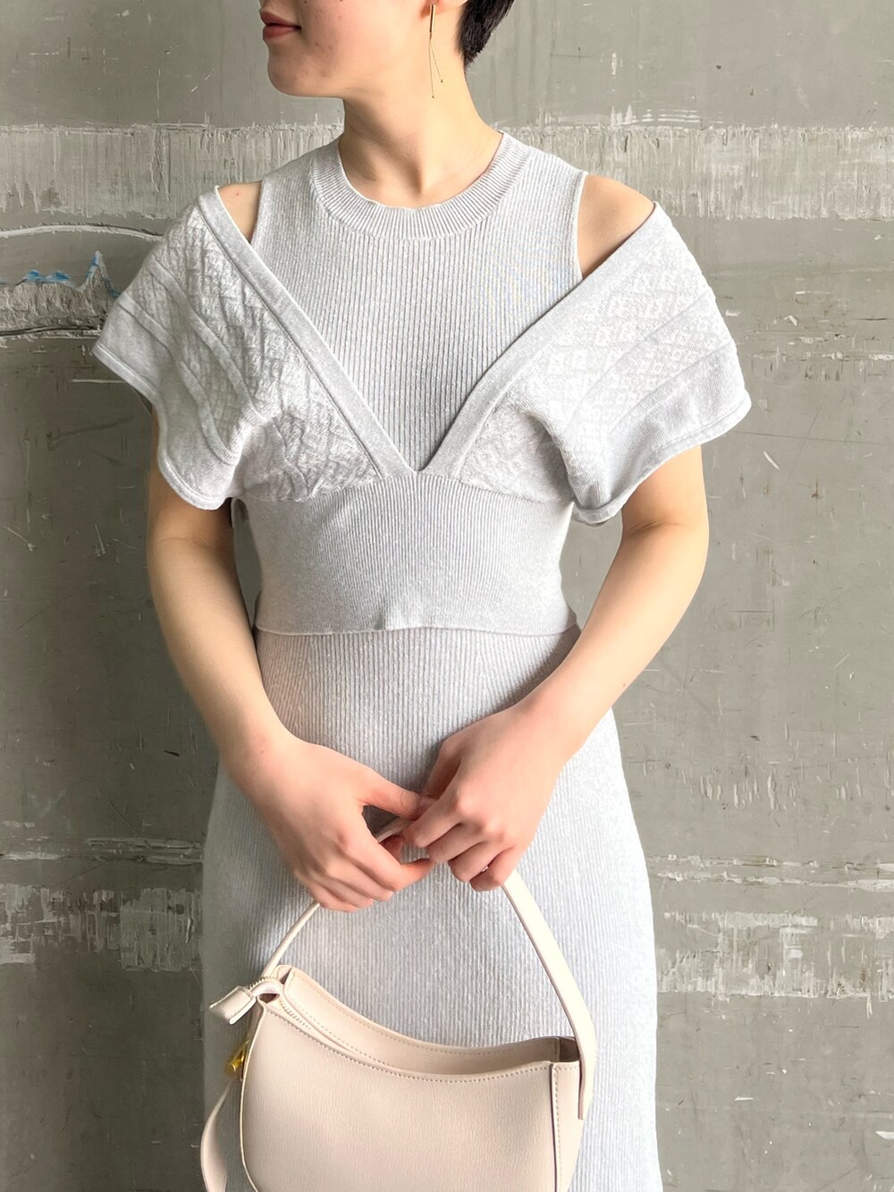 ホワイト系のハンドバッグ、グレー系のテーラードジャケット、ブルー系のワンピースを着用したレディースの春コーディネートの6枚目の写真