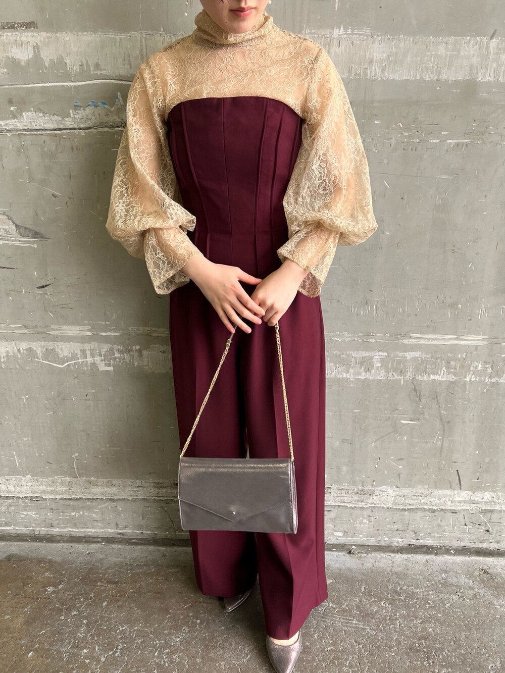 ホワイト系のノーカラーコート、シルバー系のハンドバッグ、シルバー系のパンプスを着用したレディースの冬コーディネートの8枚目の写真