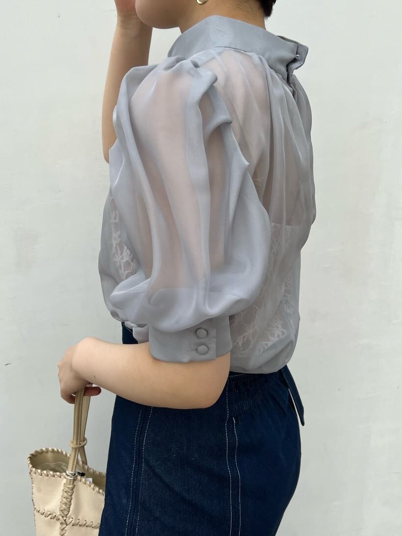 ブルー系のシャツ/ブラウス、グリーン系のサンダル、ブルー系のスカートを着用したレディースの春コーディネートの5枚目の写真