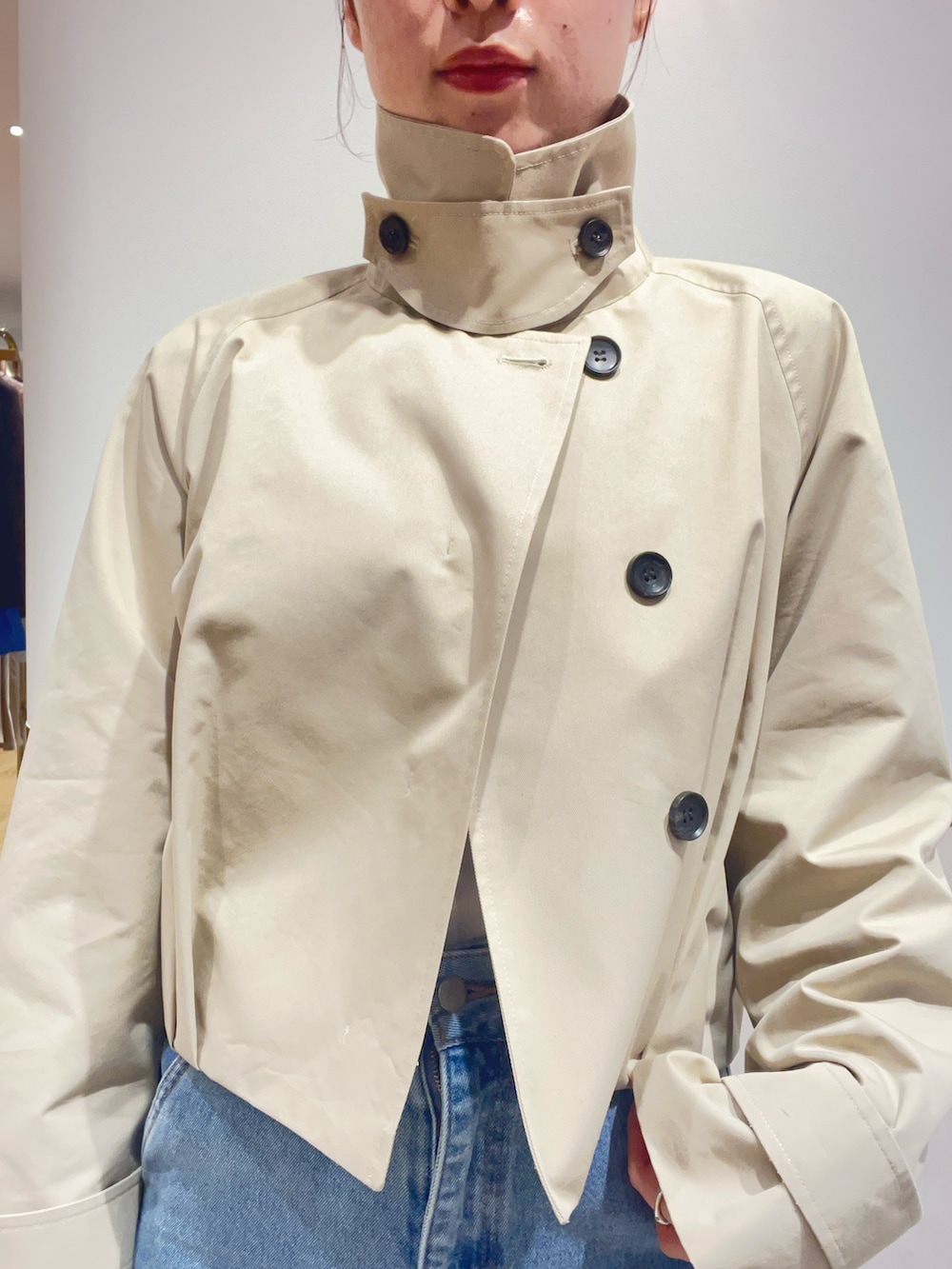 ベージュ系のブルゾン、ホワイト系のTシャツ/カットソー、ブルー系のデニムパンツを着用したレディースの春コーディネートの8枚目の写真