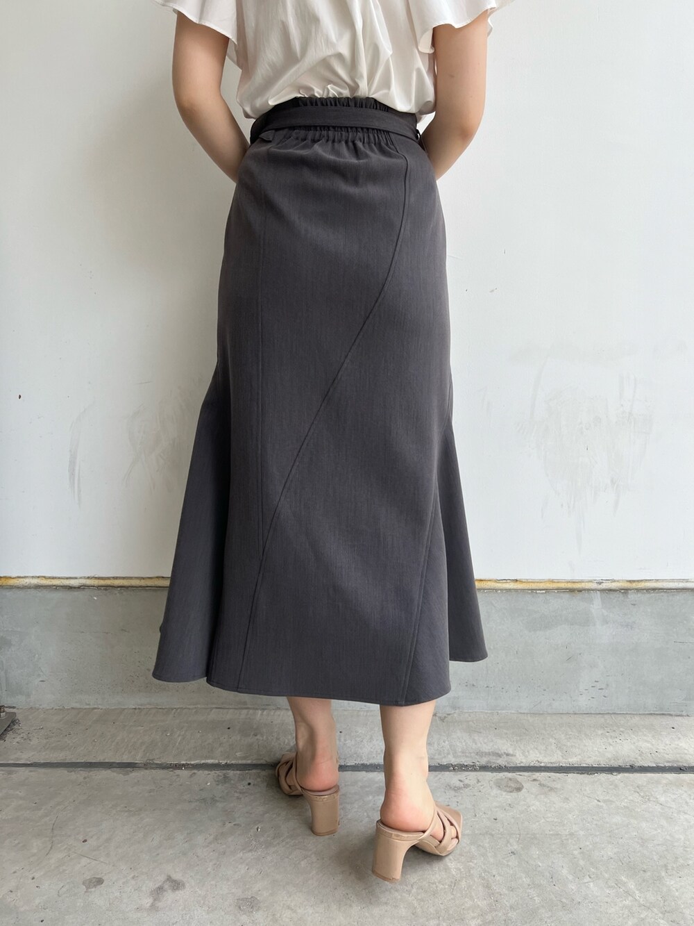 ホワイト系のシャツ/ブラウス、グレー系のスカート、ベージュ系のサンダルを着用したレディースの夏コーディネートの7枚目の写真