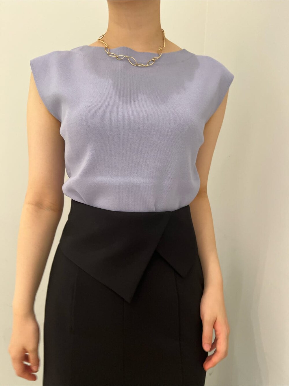 ホワイト系のパンプス、ブラック系のスカート、パープル系のニット/セーターを着用したレディースの夏コーディネートの4枚目の写真