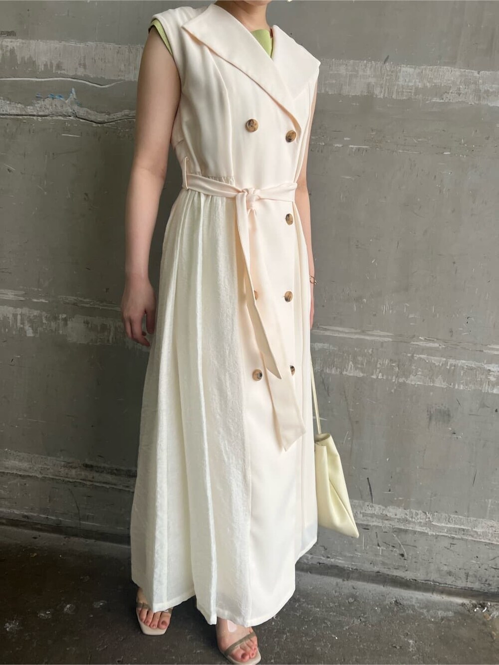 ホワイト系のハンドバッグ、ホワイト系のワンピース、グリーン系のサンダルを着用したレディースの春コーディネートの8枚目の写真