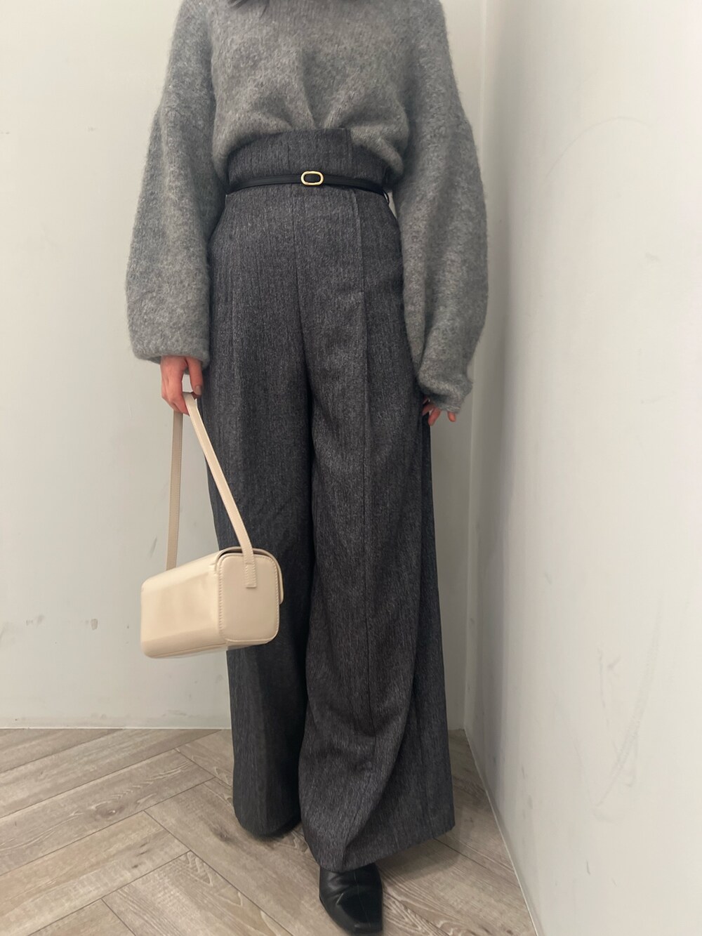 ブラック系のブーツ、グレー系のその他パンツ、グレー系のニット/セーターを着用したレディースの冬コーディネートの6枚目の写真