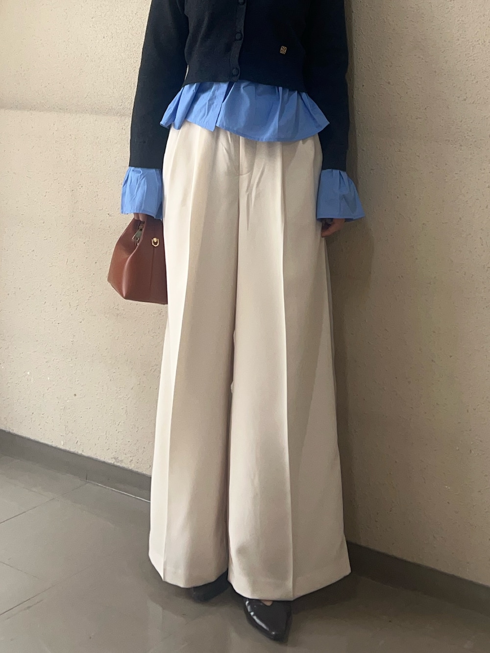 ホワイト系のその他パンツ、グレー系のニット/セーターを着用したレディースの秋コーディネートの4枚目の写真