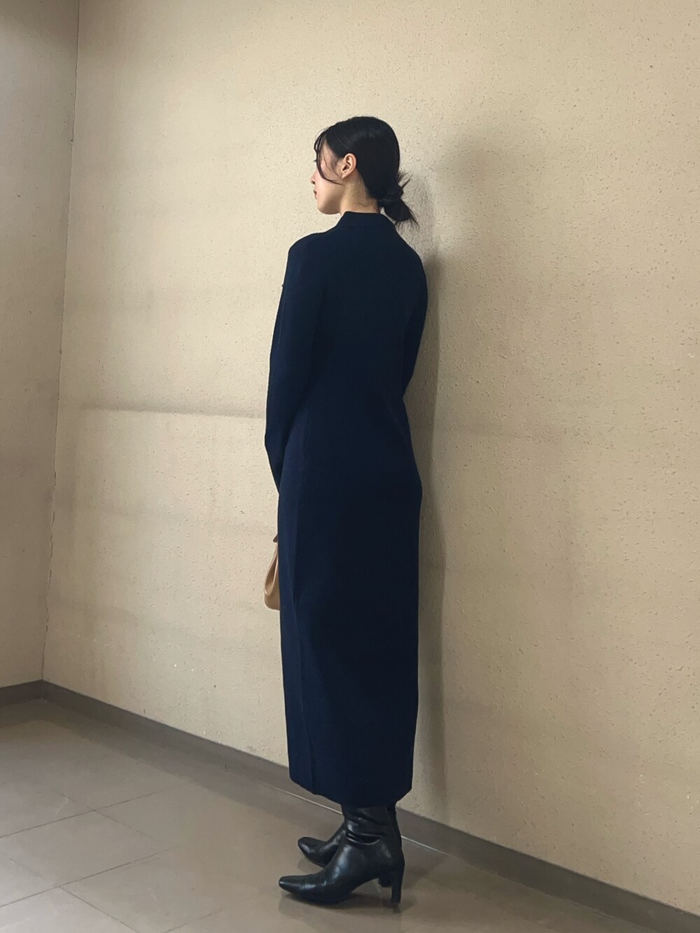 ブルー系のワンピース、ブラック系のブーツを着用したレディースの秋コーディネートの2枚目の写真