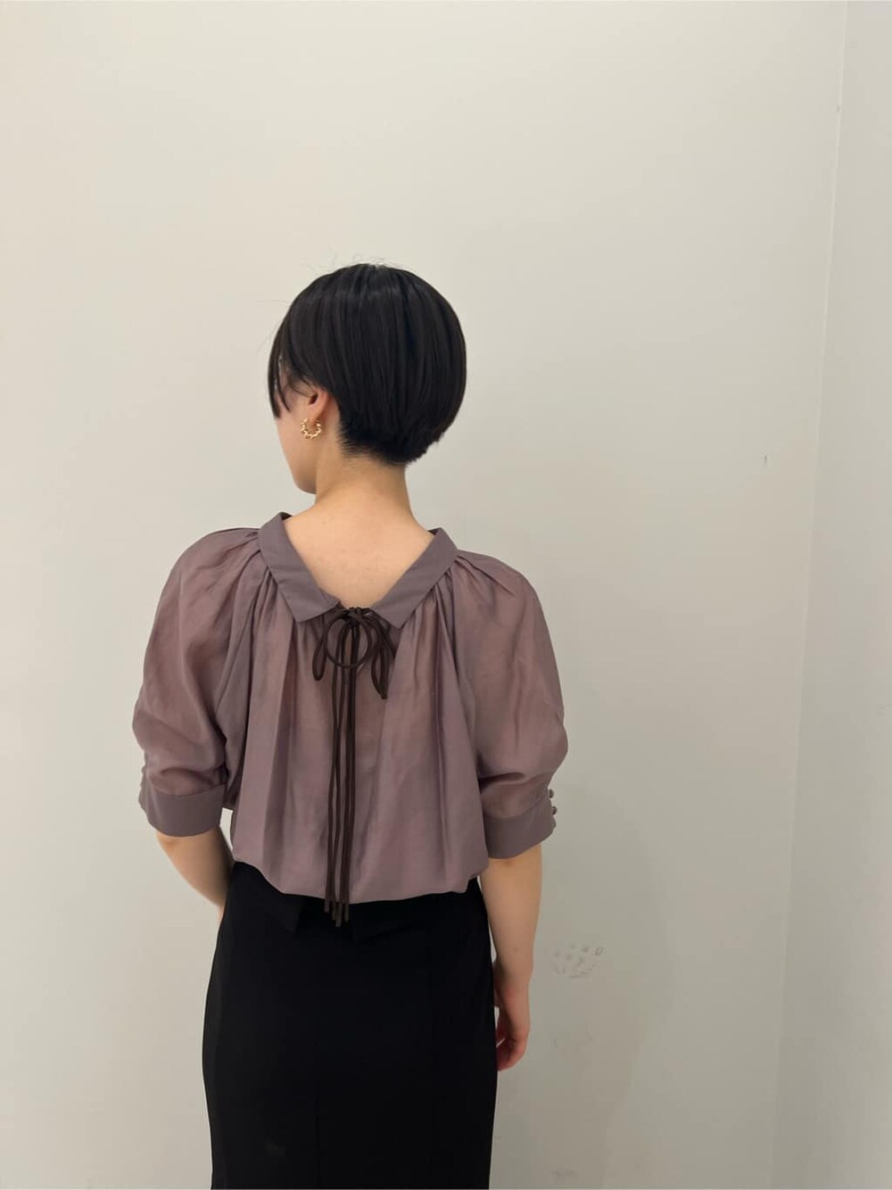 グリーン系のサンダル、パープル系のシャツ/ブラウス、ブラック系のスカートを着用したレディースの夏コーディネートの6枚目の写真