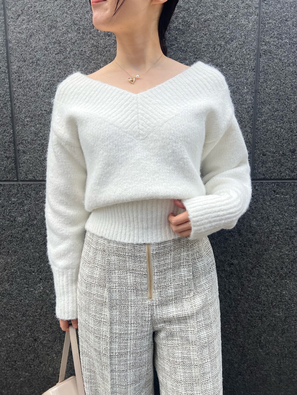 ホワイト系のニット/セーター、ホワイト系のその他パンツ、シルバー系のブーツを着用したレディースの冬コーディネートの5枚目の写真