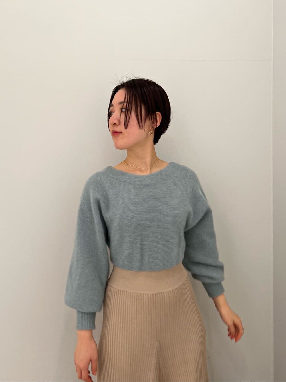 ベージュ系のその他シューズ、グレー系のその他アウター、グリーン系のワンピースを着用したレディースの冬コーディネートの5枚目の写真