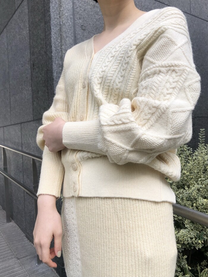 ベージュ系のその他アウター、ピンク系のスカート、ゴールド系のピアス（両耳用）を着用したレディースの冬コーディネートの2枚目の写真