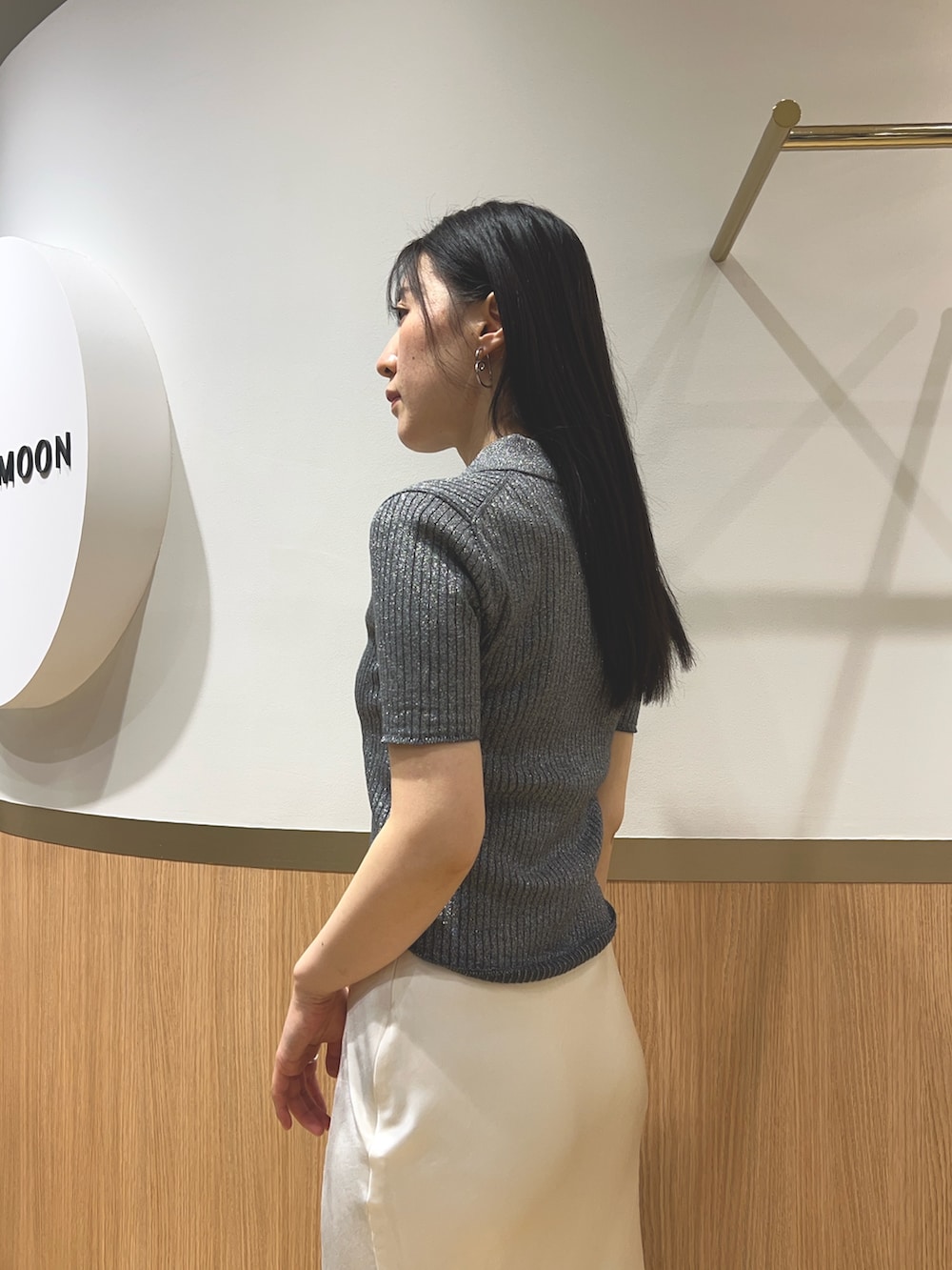 グレー系のニット/セーター、ブラック系のパンプス、ブラウン系のハンドバッグを着用したレディースの春コーディネートの5枚目の写真