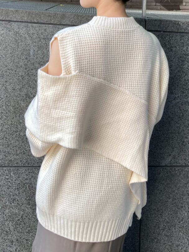 ベージュ系のスカート、ブラウン系のショルダーバッグ、ホワイト系のニット/セーターを着用したレディースの秋コーディネートの5枚目の写真