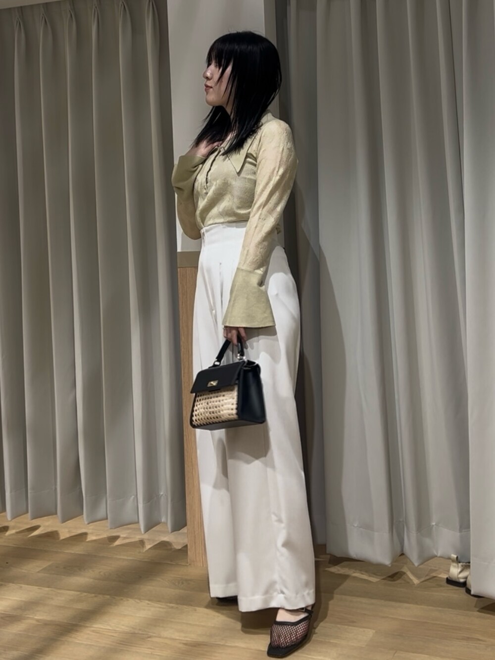 ブラック系のサンダル、ホワイト系のその他パンツ、グリーン系のニット/セーターを着用したレディースの春コーディネートの2枚目の写真