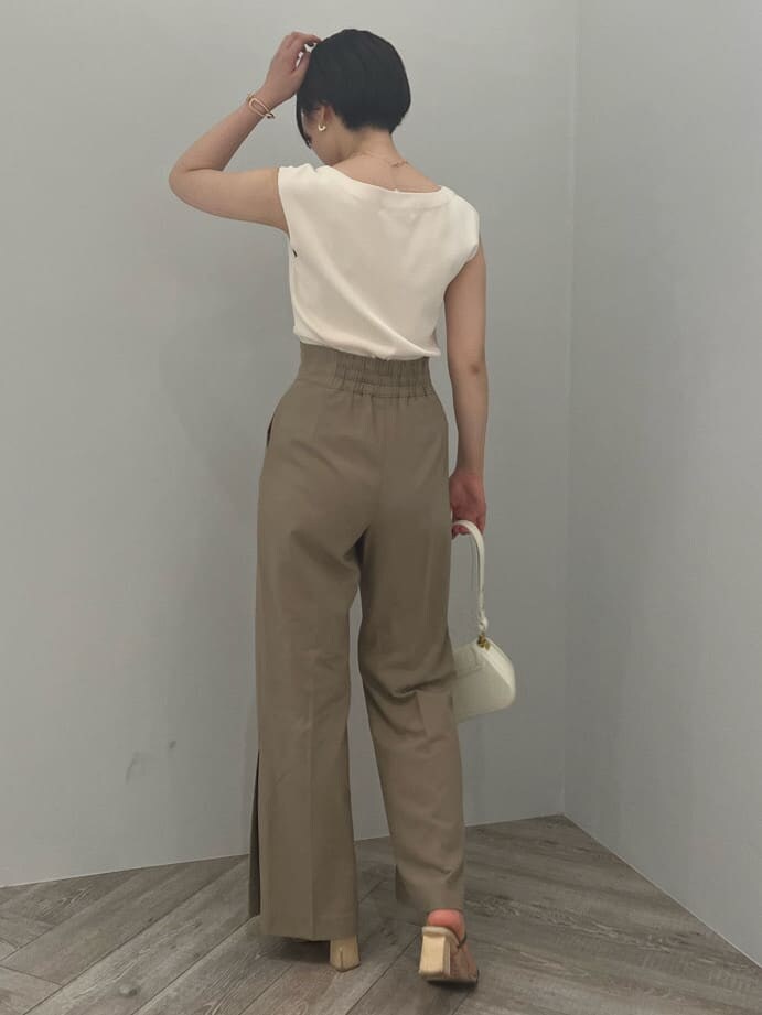 ベージュ系のその他パンツ、ホワイト系のニット/セーター、ホワイト系のショルダーバッグを着用したレディースの夏コーディネートの2枚目の写真