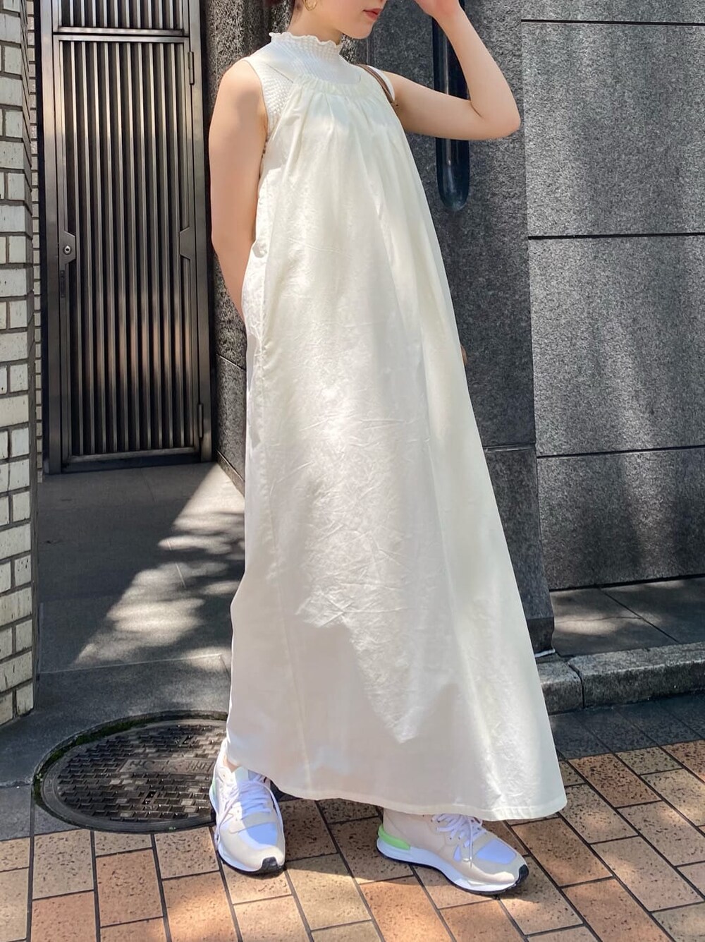 ホワイト系のニット/セーター、ホワイト系のワンピース、ホワイト系のスニーカーを着用したレディースの夏コーディネートの2枚目の写真