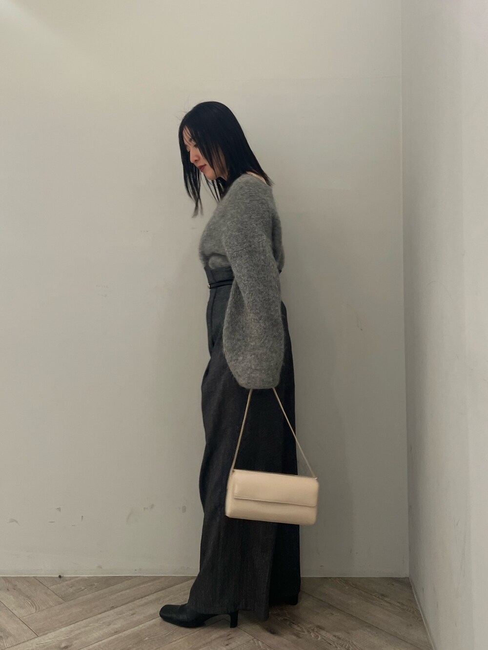 ブラック系のブーツ、グレー系のその他パンツ、グレー系のニット/セーターを着用したレディースの冬コーディネートの2枚目の写真