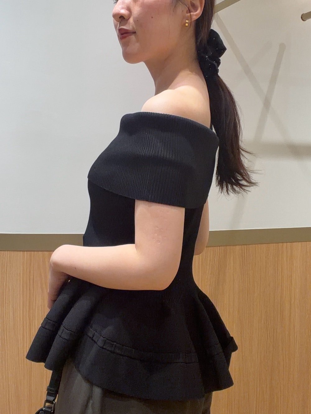 グレー系のその他パンツ、ブラック系のニット/セーター、ブラウン系のサンダルを着用したレディースの春コーディネートの5枚目の写真