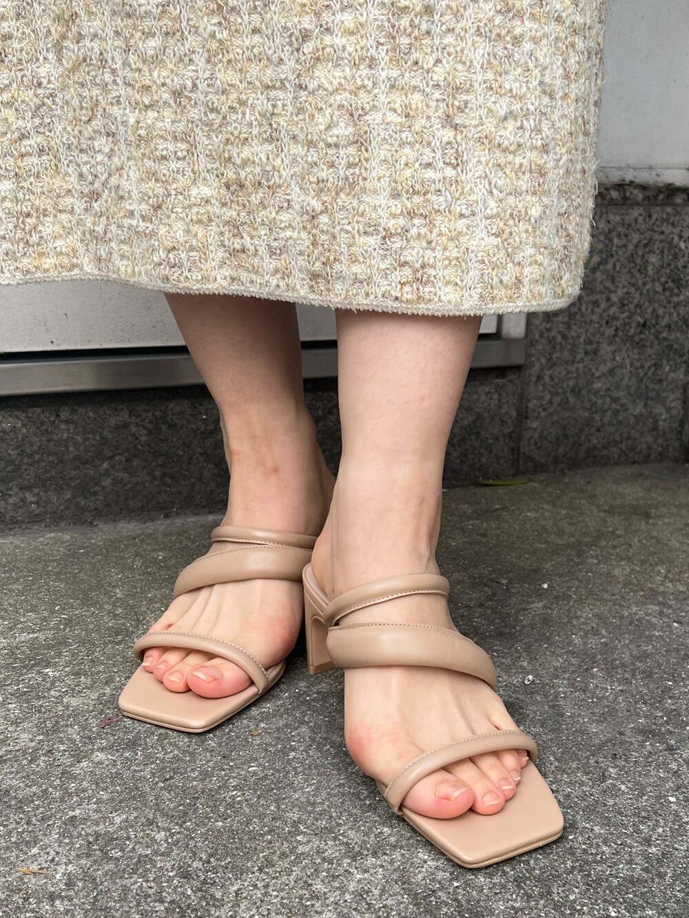 ベージュ系のサンダル、ホワイト系のワンピース、ベージュ系のテーラードジャケットを着用したレディースの春コーディネートの10枚目の写真