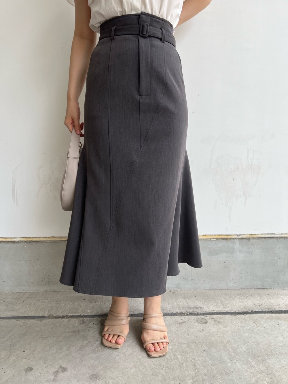 ホワイト系のシャツ/ブラウス、グレー系のスカート、ベージュ系のサンダルを着用したレディースの夏コーディネートの5枚目の写真