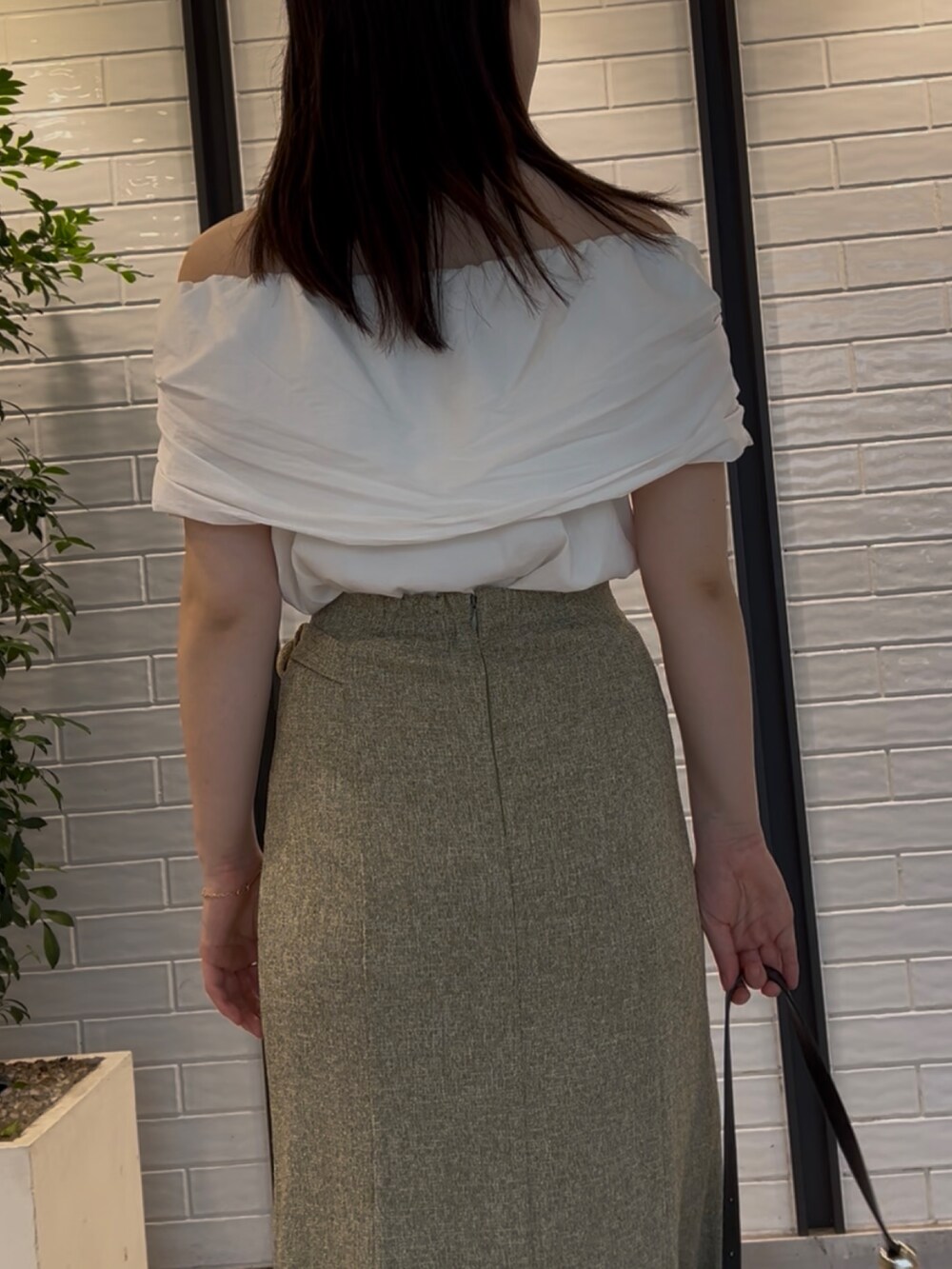 ブラック系のサンダル、ホワイト系のシャツ/ブラウス、ブラウン系のスカートを着用したレディースの春コーディネートの6枚目の写真