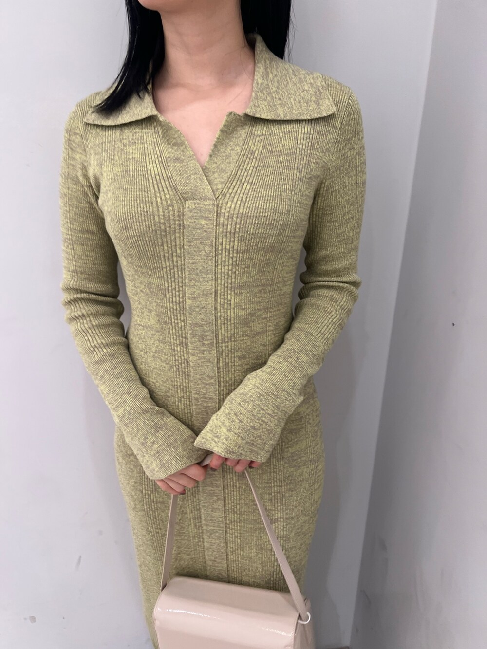 ブラウン系のカーディガン/ボレロ、グリーン系のワンピースを着用したレディースの冬コーディネートの6枚目の写真