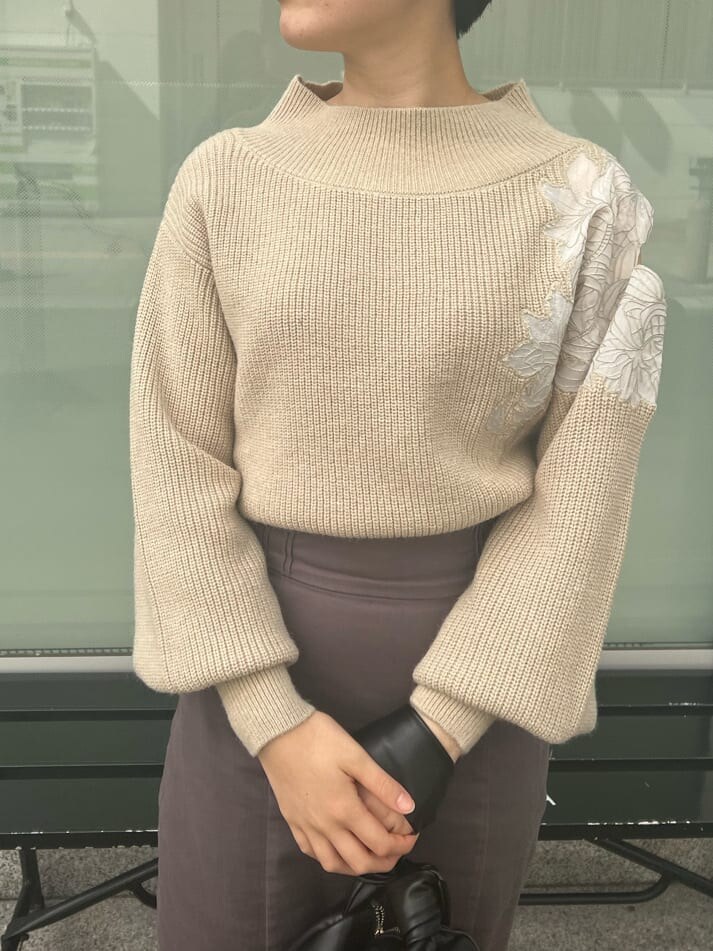 レッド系のブーツ、グレー系のダッフルコート、グレー系のダッフルコートを着用したレディースの秋コーディネートの6枚目の写真